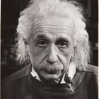Philippe Halsman va fer aquest famós retrat d'Albert Einstein. El científic va recolzar, juntament amb Thomas Mann i Sigmund Freud, una campanya per treure un jove Halsman de la presó on complia condemna per una falsa acusació de parricidi. 