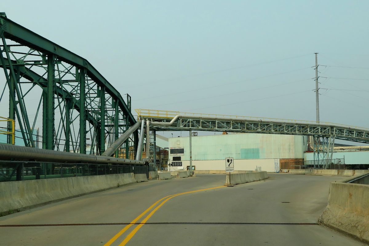 La mitad de un puente que une a Canadá con Estados Unidos está en venta