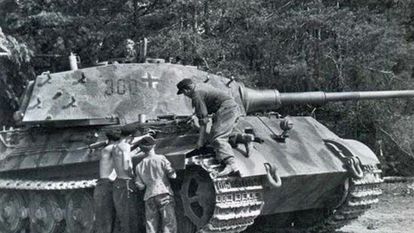 Un tanque pesado alemán Tiger II Königstiger.