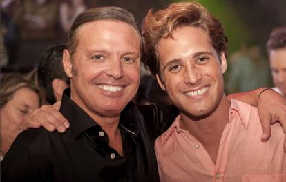 Luis Miguel y el actor Diego Boneta durante el rodaje de la serie.