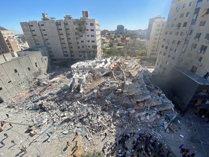 Restos del edificio de Al Jazeera tras el ataque, este sábado.