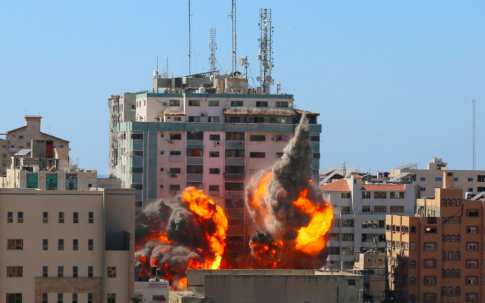 Israel derriba edificio de oficinas de medios internacionales en Gaza; AP y AlJazeera entre ellos | Video