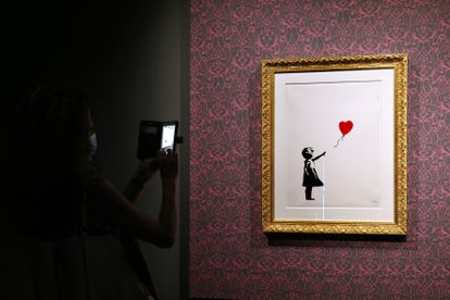 En la imagen el cuadro 'Niña con globo' de la exposición de Bansky 'Una protesta visual', que tuvo lugar en el Chiostro del Bramante de Roma el 10 de septiembre de 2020.