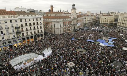 Una manifestación multitudinaria, en la Puerta del Sol de Madrid, el 21 de mayo de 2011.