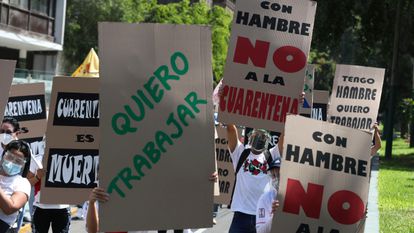 Jóvenes trabajadores participan en una protesta contra la cuarentena. 