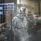 El personal sanitario atiende a los enfermos de coronavirus en la UCI del hospital Vall d'Hebron de Barcelona, el 7 de abril.