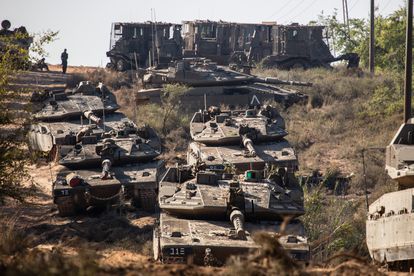 Tanques del Ejército de Israel, este domingo cerca de Sderot.
