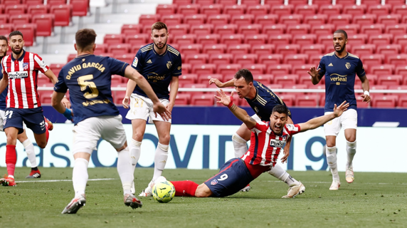 La secuencia del penalti a Luis Suárez que escama al Atlético de Madrid.