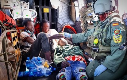 Moussa, sentado, junto a los otros dos supervivientes, minutos después de su rescate, el pasado 26 de abril.