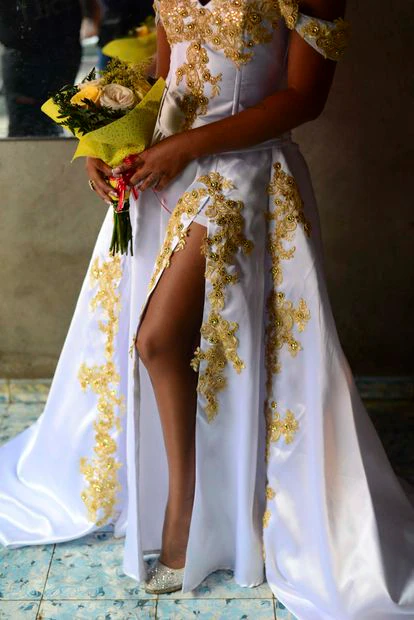 Valentina posa luciendo su vestido previo al simulacro de ceremonia de boda en el cantón El
Carreto, al oriente de la capital salvadoreña.