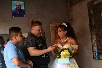 Integrantes de la comunidad se sorprenden con la sortija de “bodas” de Valentina, bajo un
retrato de su abuela.