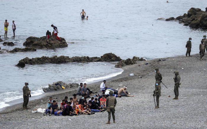 Miles de migrantes ingresan a la ciudad española de Ceuta; España despliega al Ejército