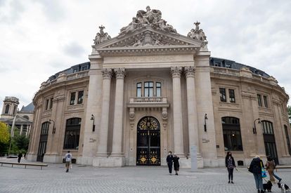 Exterior de la antigua Bolsa de Comercio, edificio donde se ha instalado la Colección Pinault, tras una remodelación de Tadao Ando. 