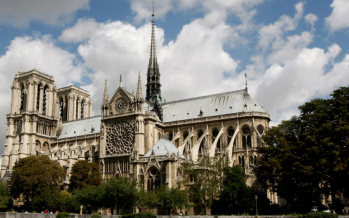 Cierran temporalmente plaza de la catedral de Notre Dame por alto nivel de plomo