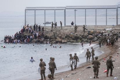 Militares en la playa del Tarajal, esta mañana.