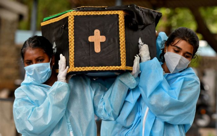 Contagios de coronavirus en India están ‘descontrolados’; muertes alcanzan récord diario
