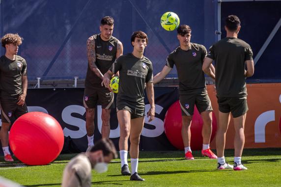 Los jugadores del Atlético de Madrid José María Giménez y Joao Felix participan en un entrenamiento.