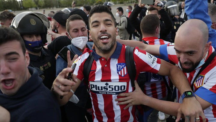 ¡De locos! Los jugadores celebraron con la afición en el parking de Zorrilla