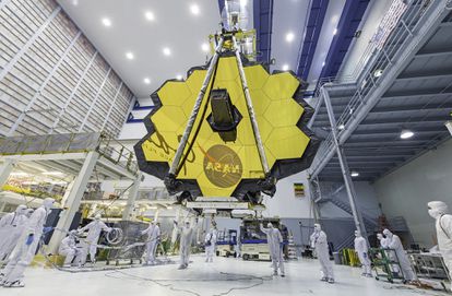 Vista del telescopio espacial 'James Webb' con sus espejos completamente desplegados.
