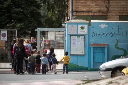 Un grupo de niños accede a uno de los colegios públicos de alta complejidad de Manresa.
