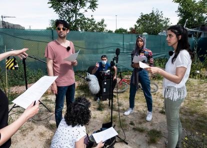 Los actores Francesco Carril, Hajar Brown y Somaya Taoufiki, durante la grabación de la escena de 'Dramawalker Cañada Real' escrita por Roberto Martín, el pasado domingo en el centro sociocomunitario del barrio.