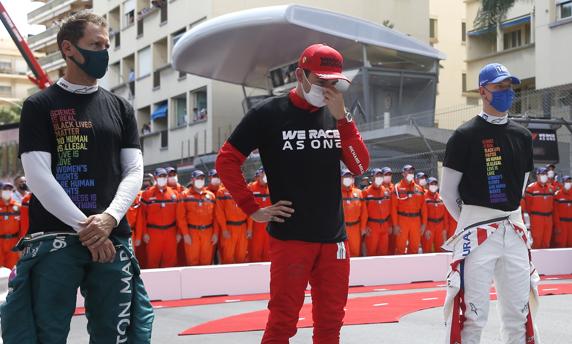 Leclerc, triste tras el problema que sufrió su coche, escuchando el himno de Mónaco sabiendo que no competiría