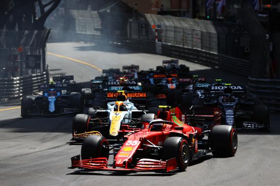 Carlos Sainz, en la salida del GP de Mónaco de F1 2021
