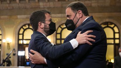 Pere Aragonès abraza a Oriol Junqueras, de permiso penitenciario, tras ser investido presidente, el pasado viernes en el Parlament.