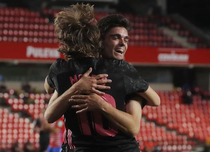 Miguel Gutiérrez es felicitado por Modric en Granada tras su gran asistencia en el 0-1.