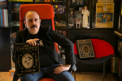 El actor Carlos Areces, el sábado en su vivienda con un ejemplar del libro 'Post mortem'.