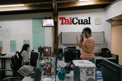 Dos periodistas hablan en la Redacción del periódico digital 'Tal Cual' en Caracas, Venezuela.