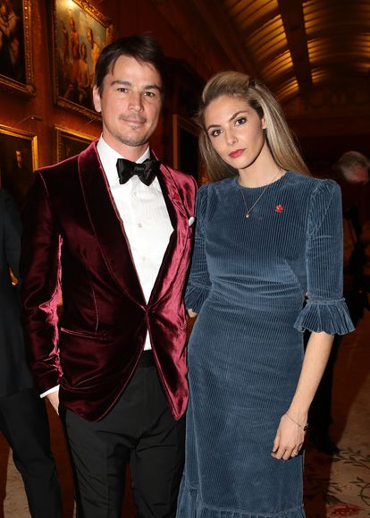 Josh Hartnett y su esposa, la actriz Tamsin Egerton, en una cena en el palacio de Buckingham en 2019.