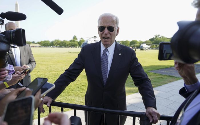 Biden admite a la familia Floyd el racismo de EU y la ‘irresponsabilidad’ de las autoridades para actuar