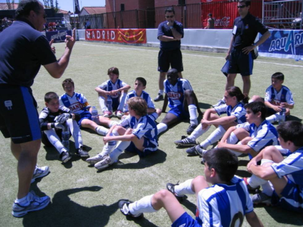 Gerard Moreno, el primero de espaldas en la imagen, escucha junto a sus compañeros en el cuadro perico durante el torneo.