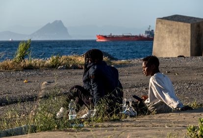 Migrantes sin hogar tras cruzar frontera de Ceuta desde Marruecos.23 Mayo 2021. Foto Javier Bauluz