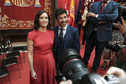 Isabel Díaz Ayuso y Jairo Alonso en la toma de posesión de la presidenta, en agosto de 2019 en Madrid.
