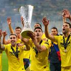 TOPSHOT - Villarreal's players celebrate with the trophy after winning the UEFA Europa League final football match between Villarreal CF and Manchester United at the Gdansk Stadium in Gdansk on May 26, 2021. (Photo by Michael Sohn / POOL / AFP)