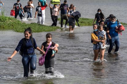 Familias venezolanas cruzan el Río Bravo este 26 de mayo.