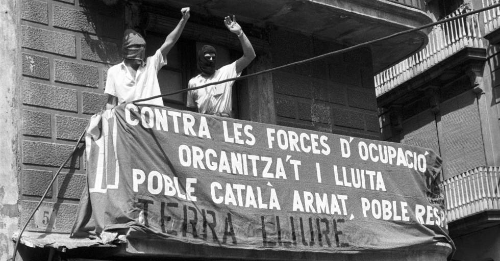 Dos militants emmascarats de Terra Lliure, en un balcó de la plaça del Born, la Diada de 1986.