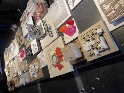 Planos, maquetas, dibujos, y fotografías que se exhiben en las Puertas Abiertas ETSAM 2021 en la Central de Diseño de Matadero Madrid.