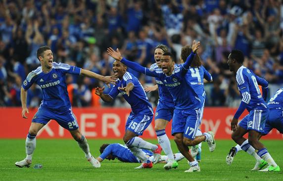 Gary Cahill, Florent Malouda, Fernando Torres y José Bosingwa, celebrando el triunfo después de que Drogba transformara el penalti decisivo en la final ante el Bayern   (Photo by Mike Hewitt/Getty Images)