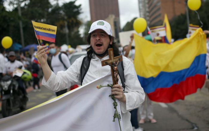 ‘Nos tienen secuestrados’: Miles marchan en capital de Colombia contra fin de protestas y bloqueos