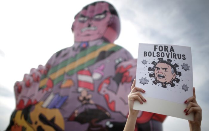 Brasileños protestan contra respuesta de Bolsonaro al Covid-19