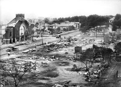 Imagen de un sector del barrio de Greenwood reducido a cenizas tras la masacre. 