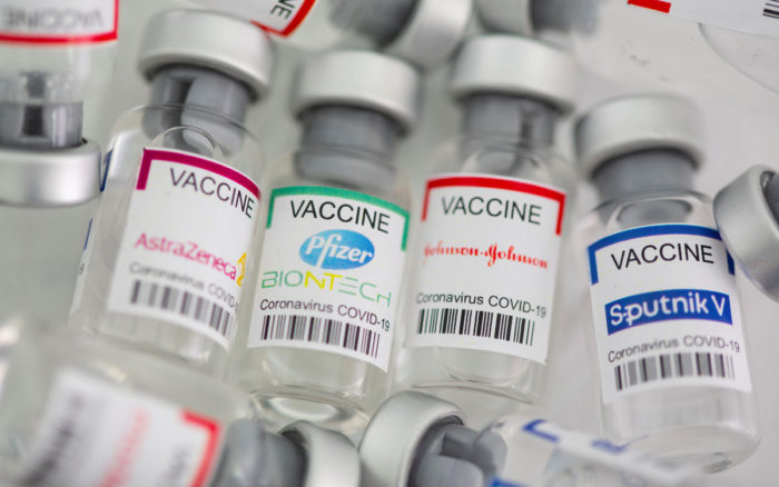 Acciones de farmacéuticas caen ante respaldo de Biden a la exención de patentes de vacunas anti-Covid