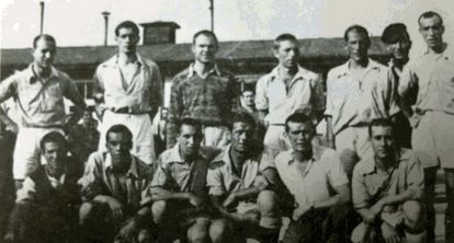 El equipo de fútbol de los españoles en Mauthausen. Navazo es es el primero de pie por la derecha.