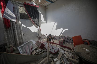 Un niño palestino camina entre escombros de su casa familiar, destruida tras el bombardeo israelí en el campo de refugiados de Jabaliya, al norte de la franja de Gaza.