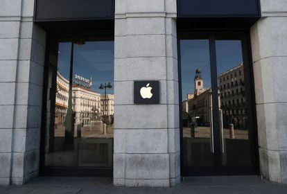 Apple Store de Madrid cerrada, en abril de 2020.