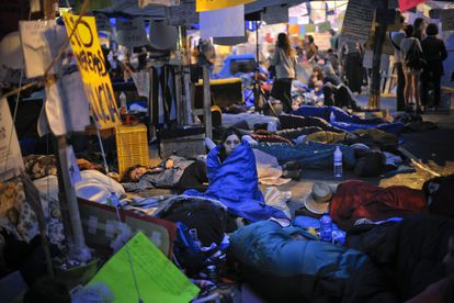 Manifestantes durante la acampada de la Puerta del Sol que empezó el 15 de mayo de 2011. La imagen es del día 22 de mayo de aquel año.