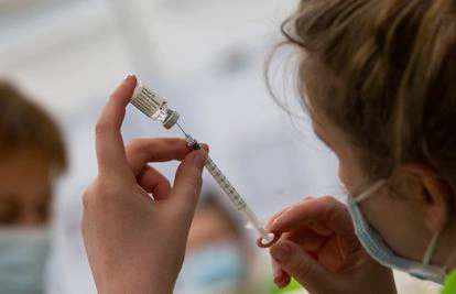 Una sanitaria preparada una inyección de la vacuna de Janssen el Antwerp (Bélgica) el 30 de abril.